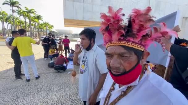 Homem Indígena Mais Velho Com Penas Coloridas Enfrenta Protesto Frente — Vídeo de Stock