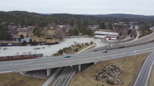 Kristiansand的E18号公路上方的空中俯瞰着挪威迪肯动物园的入口和栅栏 — 图库视频影像