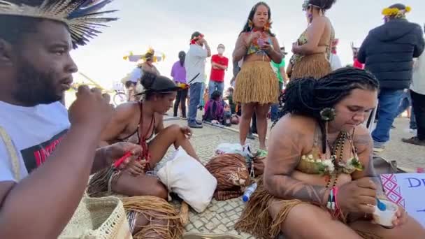 在亚马逊地区反对暴力和谋杀的抗议日 土著亚马逊人在巴西利亚最高法院前坐下来 — 图库视频影像