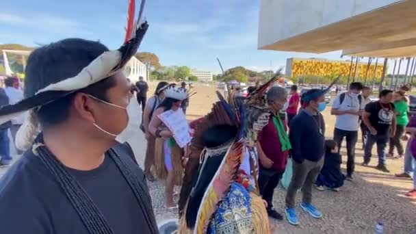 五颜六色的亚马逊人参加了在巴西利亚最高法院前举行的反对在亚马逊的谋杀和暴力的抗议活动 — 图库视频影像