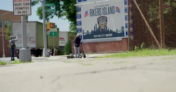 Människor Elektriska Skotrar Bild Framför Rikers Island Fängelser Logga Nyc — Stockvideo