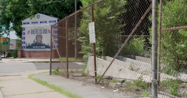 Wide Shot Rikers Island Jail Sign Chain Link Fence Foreground — Vídeo de Stock