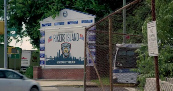 Rikers Island Jail Sign Nyc Bus Passing — ストック動画