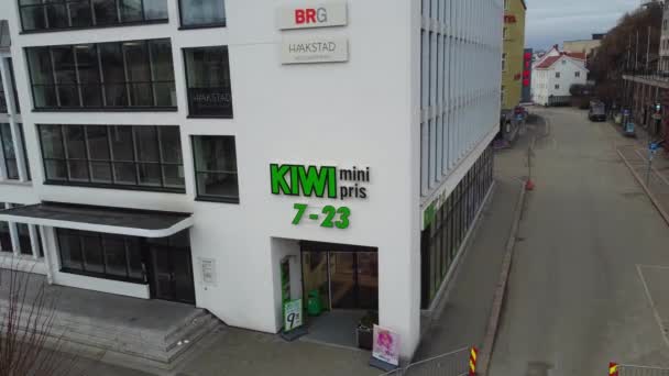 Storefront Entrance Kiwi Grocery Store Friergangen Street Arendal Aerial Showing — Vídeos de Stock