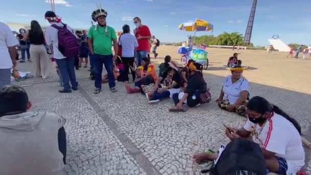 在巴西利亚最高法院前 亚马逊原住民成群结队地在地上等着抗议谋杀封地梅利普人和黑奴拉人的照片 — 图库视频影像