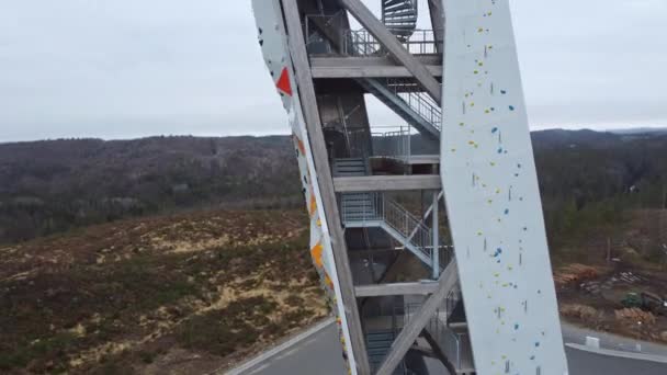 Worlds Tallest Outdoor Climbing Tower Lillesand Norway Aerial Quickly Rotating — Stockvideo