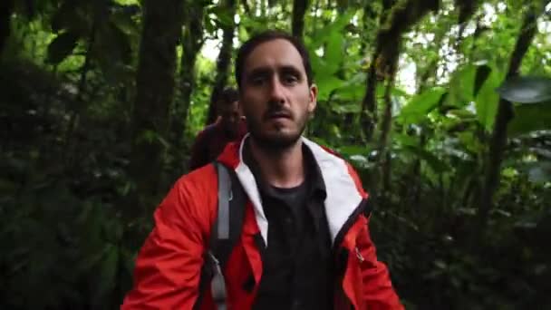 Casal Turistas Explorando Floresta Tropical Selva Floresta Vegetação Profunda Costa — Vídeo de Stock