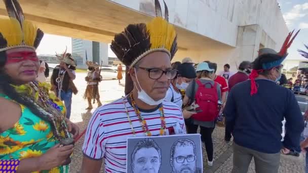 来自亚马逊的人们在最高法院前抗议暴力和谋杀 他们穿着传统的五颜六色 头戴羽毛头巾的衣服 — 图库视频影像