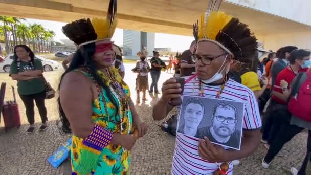 Casal Colorido Com Capas Penas Protesto Pelos Indígenas Contra Violência — Vídeo de Stock