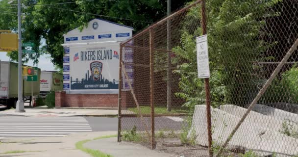 Rikers Island Jail Sign Sheriff Car Passing — Vídeo de Stock