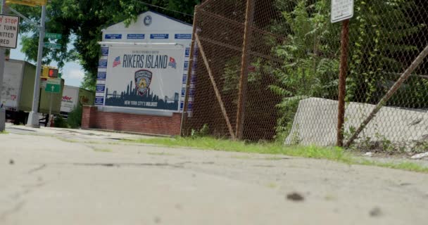 Alacsony Szögű Wide Shot Rikers Island Börtön Jel Nyc — Stock videók