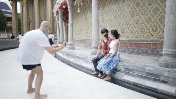 Hiszpański Fotograf Zrobić Zdjęcie Japończyka Transgenderowej Tajskiej Pary Wat Ratchabophit — Wideo stockowe