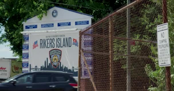 Rikers Island Jail Sign Chain Link Fence — Stockvideo
