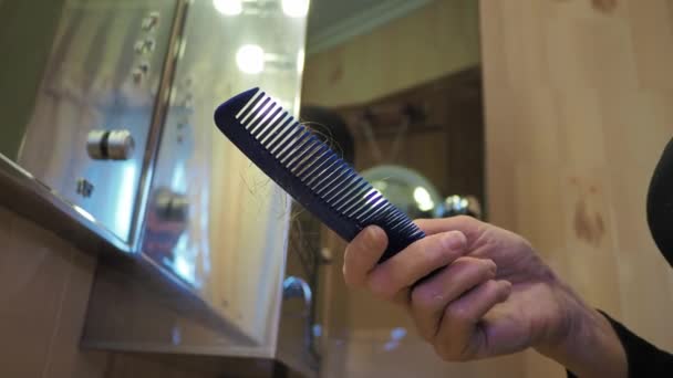 Close Low Angle Shot Woman Removing Hairs Comb Shallow Focus — Vídeos de Stock