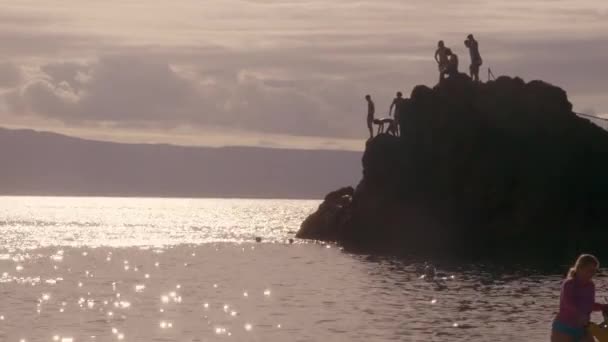 Shot Man Jumping Cliff Ocean Evening Time Summer Fun Lifestyle — Vídeos de Stock