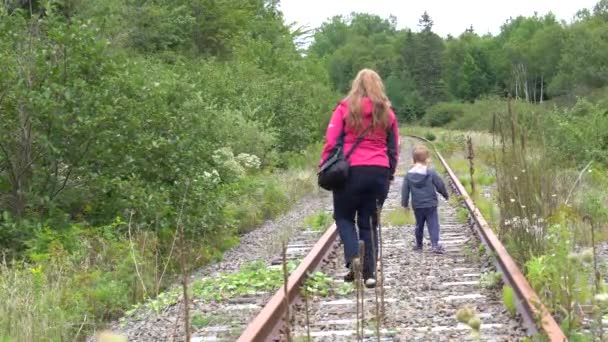 Een Moeder Die Met Haar Kind Een Verlaten Spoorweg Loopt — Stockvideo