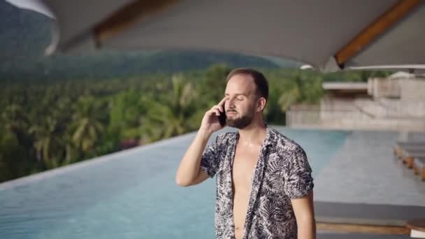 Udendørs Skudt Hipster Ung Mand Med Skæg Taler Mobiltelefonen Mens – Stock-video