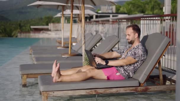 Orta Yaşlı Sakallı Bir Adam Laptopun Dokunmatik Ekranında Gezinirken Tropik — Stok video