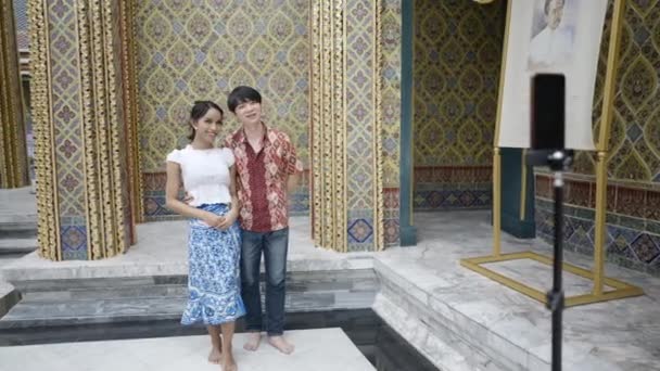 Japanese Man Transgender Thai Couple Taking Pictures Together Smartphone Wat — Stockvideo