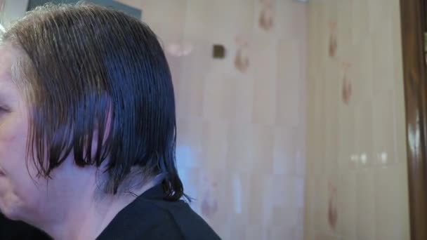 Egy Fürdőszoba Tükör Előtt Levágatja Haját Közelebb Gimbal — Stock videók