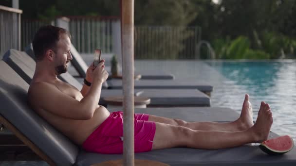 Side View Bearded Mid Age Man Resting Deckchair Pool Taking — Stock Video