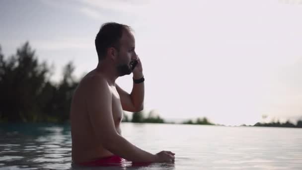 Homem Barbudo Meia Idade Tendo Uma Conversa Telefônica Séria Discutindo — Vídeo de Stock