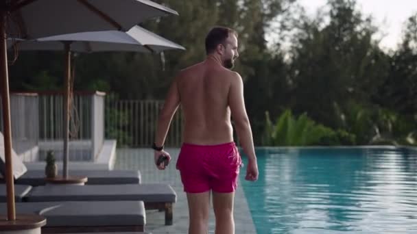 Back View Adult Man Pink Swimwear Trunks Walking Lounge Swimming — ストック動画