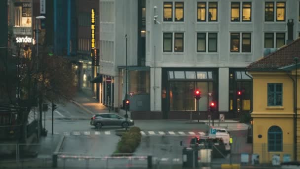 Ulice Miasta Kristiansand Wczesnym Rankiem Puste Ulice Wcześni Dojeżdżający Zwolnij — Wideo stockowe