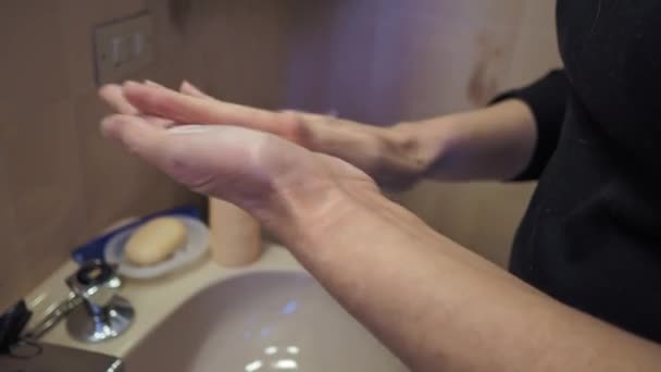 Mujer Frotando Las Palmas Con Crema Para Cabello Primer Plano — Vídeos de Stock