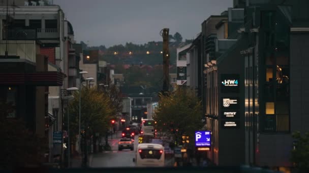 Wczesnym Rankiem Mieście Kristiansand Dojeżdżający Ulicach Zwolnij Prawo — Wideo stockowe