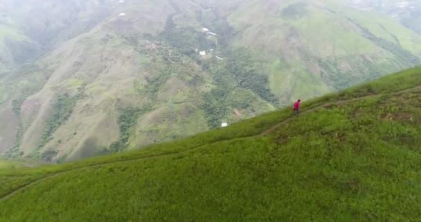 Young Woman Hiking Steep Section Green Mountain Rim Ridge Jarillo — Vídeo de stock
