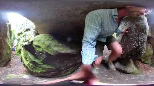 360 Mature Man Ducking Climbing Tight Hole Rock — Αρχείο Βίντεο