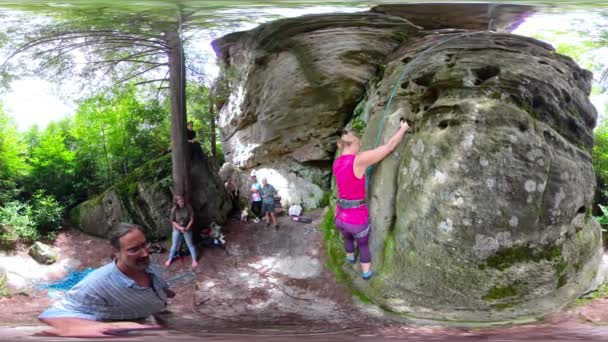 360 Mature Woman Climbing Rock While Being Top Roped — стоковое видео