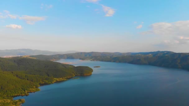 Looking Horizon Flying Lake Turn Land View — Vídeo de Stock