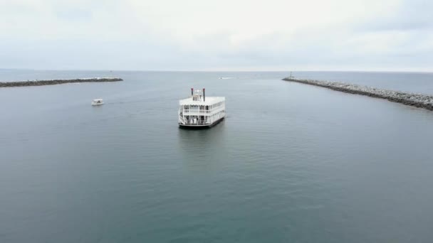 Rivierboot Bij Newport Bay — Stockvideo