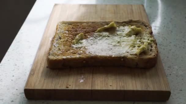 Macho Blanco Extendiendo Aguacate Sobre Tostadas Con Mantequilla — Vídeos de Stock