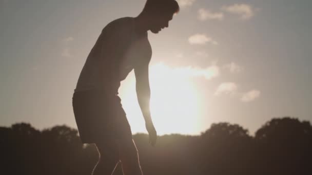 Man Strekte Zijn Benen Voor Een Run Terwijl Hij Silhouet — Stockvideo