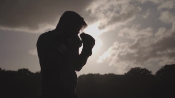 Close Tiro Homem Boxe Parque Câmera Lenta Não Classificado — Vídeo de Stock