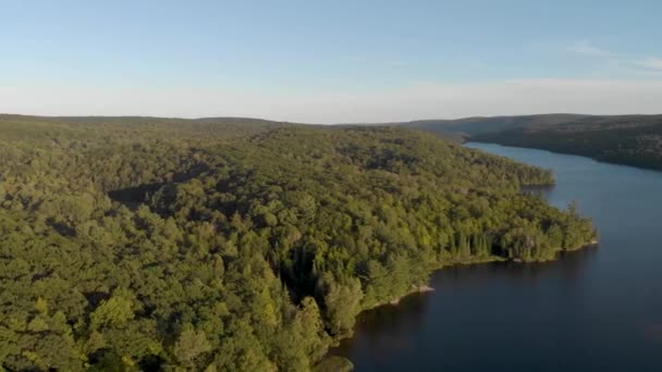 Slow Aerial View Lake Quebec Surrounded Trees Sunrise Sun Shining — Video Stock
