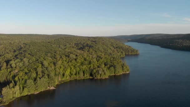Slow Aerial View Lake Quebec Surrounded Trees Sunrise Sun Shining — Video Stock