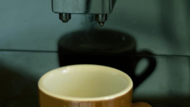 Still Shot Automatic Coffee Machine Pouring Black Coffee — стоковое видео