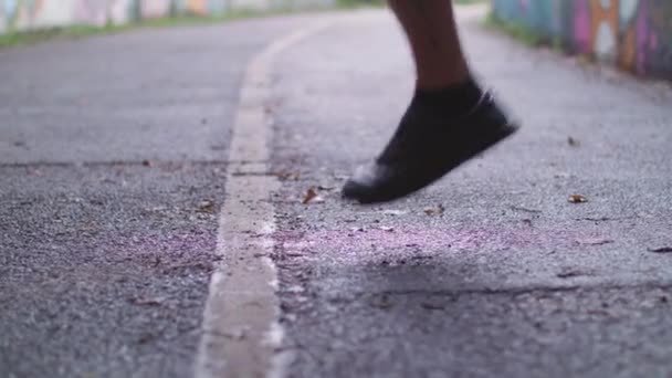 Close Shot Young Athletic Man Shoes Whilst Jumping Rope Skipping — Vídeos de Stock