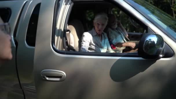 Elderly Couple Pickup Truck Pulling Away Saying Goodby Middle Aged — Vídeo de stock