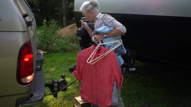 Elderly Man Adjusts His Recreational Vehicle Get Coupled His Truck — Vídeo de Stock