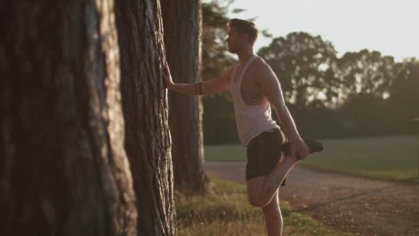 Man Park Stretching Out His Legs Goes Run Whilst Sun — Stock videók