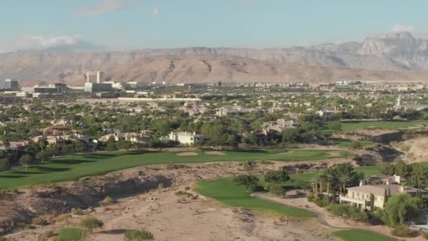 Las Vegas Suburbs Mountains Golf Course Uhd Mpg Fps — стоковое видео