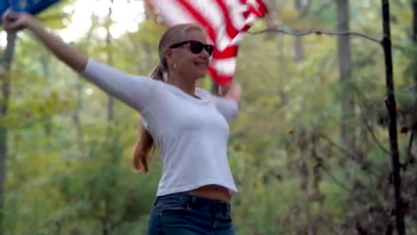 Pretty Blonde Woman Throws American Flag Her Head Front Her — Vídeo de Stock