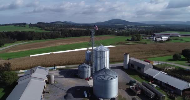 Aerial View Pushing American Flag Top Grain Silo Cornfields Mountains — Video