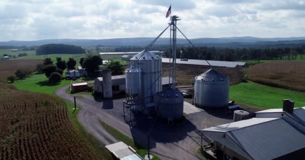 Aerial Push Cornfields Grain Silos Rising View Flying American Flag — 비디오