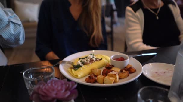 Omelet Potatoes Woman Gesticulates Talks Background Restaurant — Stockvideo